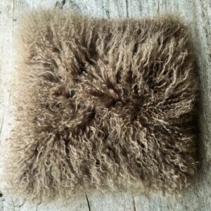 Coussin en peau de mouton taupe 40 x 40cm