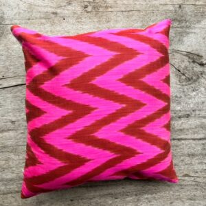 Ikat kussen roze/rood 40 x 40cm