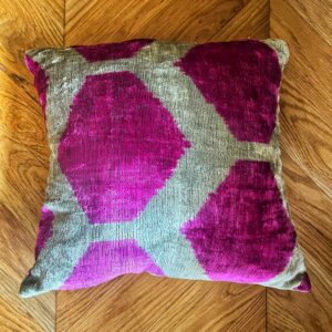 Coussin Ikat velours rose 40 x 40 cm