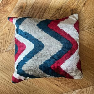 Ikat kussen fluweel rood & blauw en witte print 40 x 40 cm