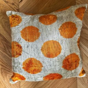 Coussin Ikat velours orange à pois 40 x 40 cm