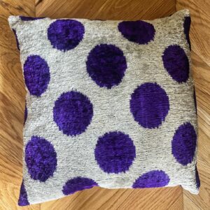 Coussin Ikat velours à pois violets 40 x 40 cm