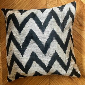 Coussin Ikat velours noir et blanc 50 x 50 cm