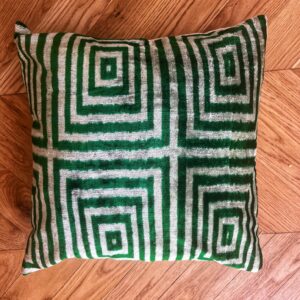 Ikat kussen fluweel groen / wit 50 x 50 cm