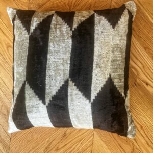 Coussin Ikat velours noir/ blanc 50 x 50 cm