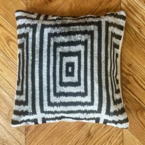 Ikat cushion velvet black/white 50 x 50 cm