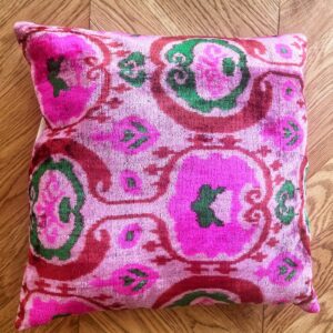 Ikat kussen fluweel roze met print 50 x 50 cm