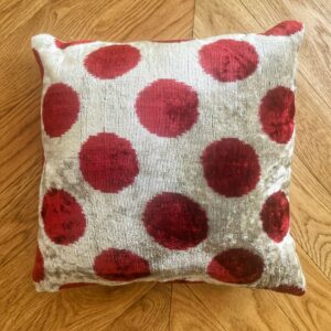 Ikat cushion velvet white/ red dots 40 x 40 cm