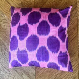 Ikat kussen zijde roze/violet stippen 50 x 50 cm