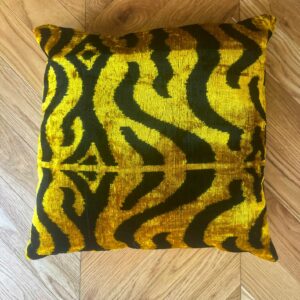 Coussin Ikat velours imprimé or/noir 50 x 50 cm