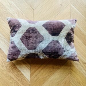 Coussin Ikat velours marron et beige 40 x 60 cm