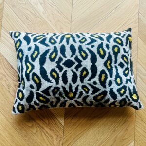 Coussin Ikat velours noir/ blanc imprimé panter 40 x 60 cm