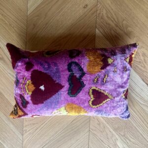 Coussin Ikat en velours avec impression rose 40 x 60 cm