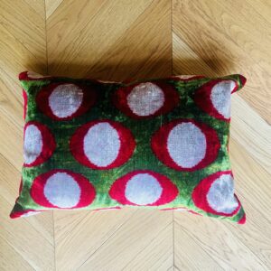 Coussin Ikat velours vert à pois rouges 40 x 60 cm