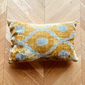 Ikat cushion velvet oker & beige print 40 x 60 cm