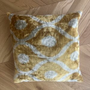 Ikat cushion velvet oker & white print  50 x 50 cm