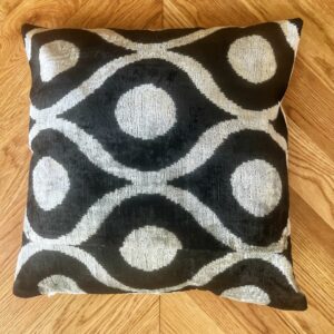 Ikat cushion velvet black & white spots 50 x 50 cm