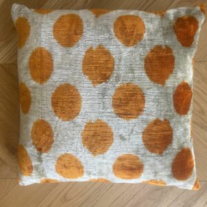 Coussin Ikat velours blanc et orange à pois 50 x 50 cm