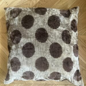 Coussin Ikat velours taupe & beige à pois 50 x 50 cm