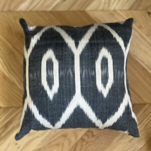 Coussin Ikat en soie noir et blanc 40 x 40 cm