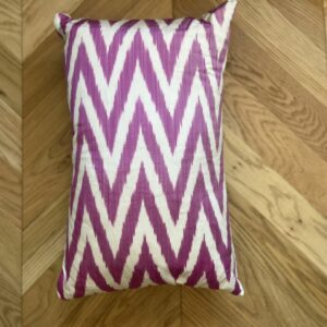 Ikat kussen zijde roos zigzag patroon 40 x 60 cm