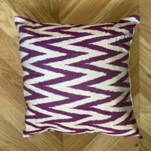 Ikat kussen zijde paars zigzagpatroon 50 x 50 cm