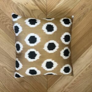 Coussin ikat en soie beige & points noirs 40 x 40 cm