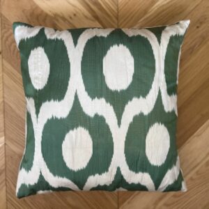 Ikat kussen zijde groen & wit 50 x 50 cm