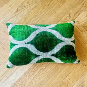 Ikat cushion velvet green & white pattern 40 x 60 cm