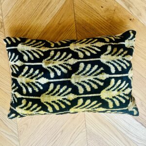 Ikat kussen fluweel zwart & goud 40 x 60 cm