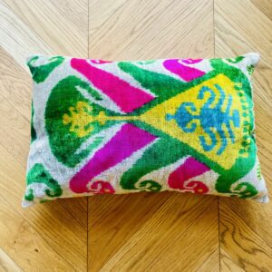 Coussin Ikat en velours blanc, vert et rose 40 x 60 cm