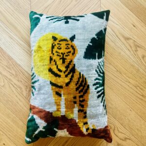 Coussin Ikat velours blanc & tigre 40 x 60 cm