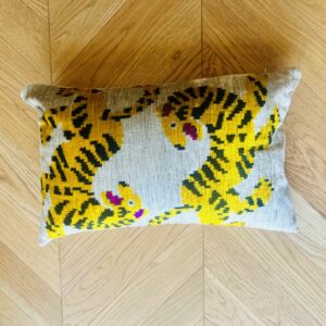 Coussin Ikat velours blanc & tigres 40 x 60 cm