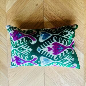 Ikat kussen fluweel groen & roze patronen 40 x 60 cm