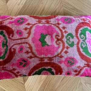 Coussin Ikat velours imprimé rose 40 x 60 cm